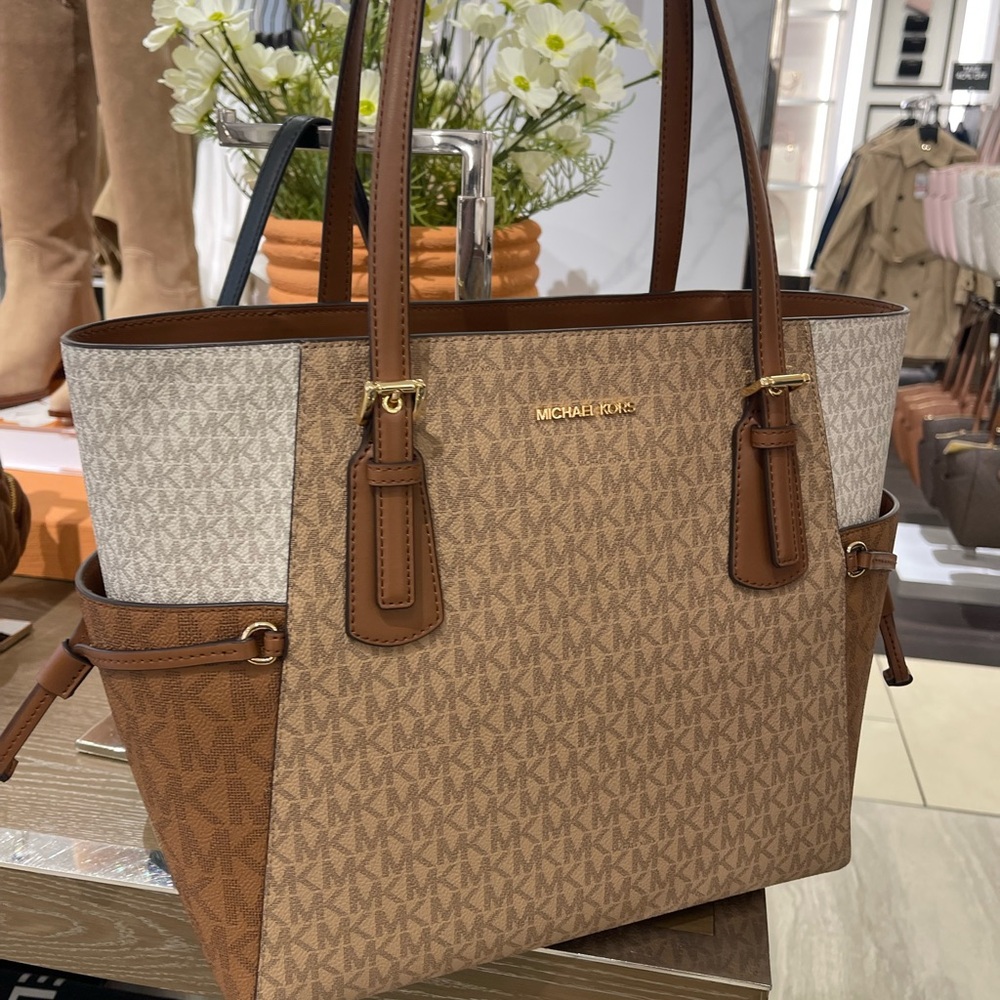 Michael Kors Voyager Lg Color-Block Signatur Logo Top Zip EW Shoulder Tote
Camel - Picture 3 of 16